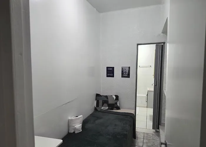 Quarto Com Suite Proximo A Estacao Sao Judas